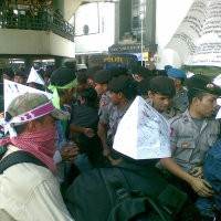 Demonstran dan Polisi Saling Ejek, Warga Bandung Tersenyum